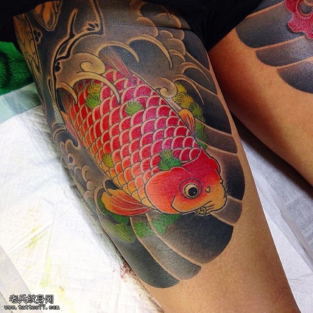 大腿上的红锦鲤纹身图案