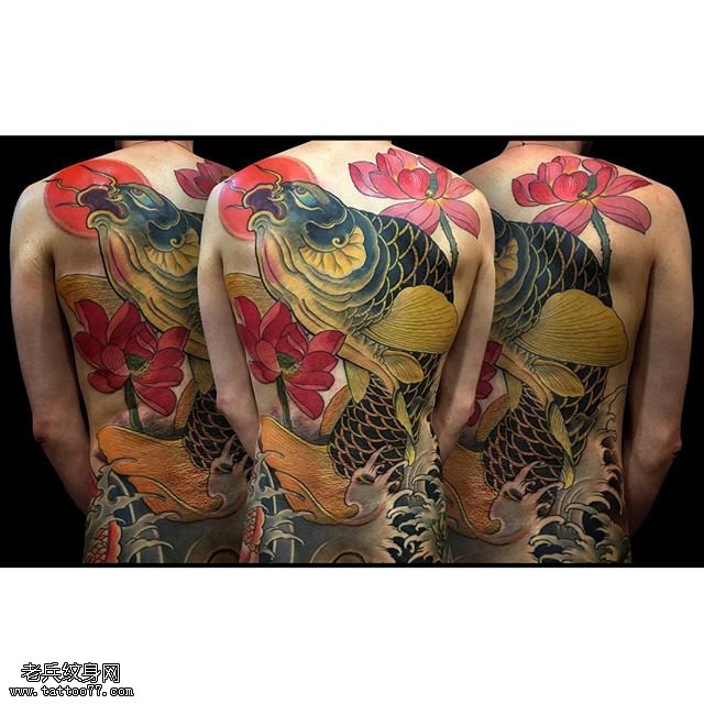 背部的大锦鲤纹身图案