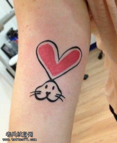 手臂可爱的图腾小兔子纹身图案