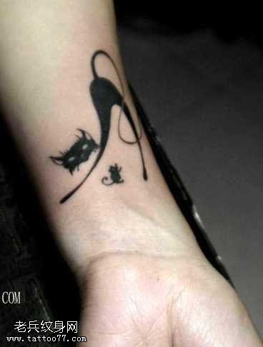 手臂可爱的图腾猫咪纹身图案