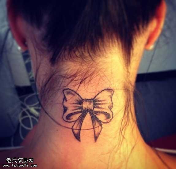 颈部小清新蝴蝶结纹身图案