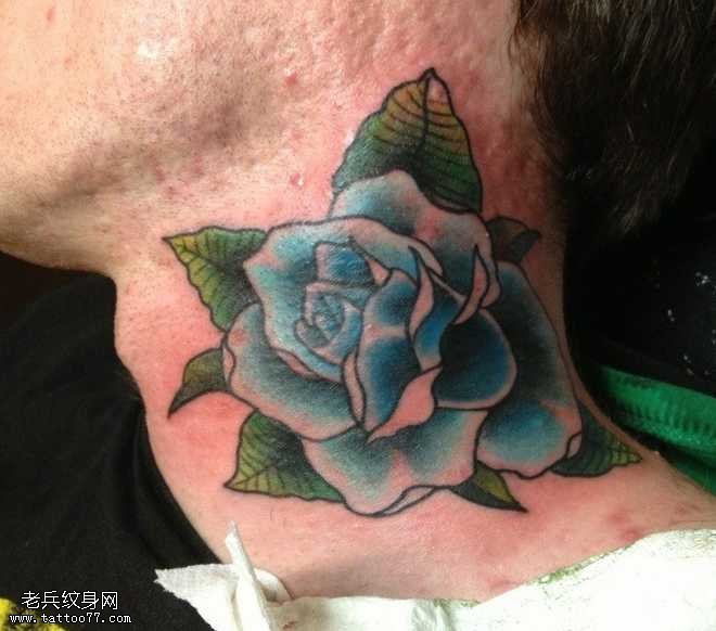 颈部漂亮的蓝色花朵纹身图案