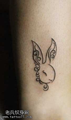 腿部小巧潮流的小兔子纹身图案
