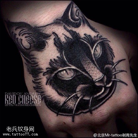 手面上逼真的猫咪纹身图案