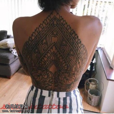 背部图腾风格纹身图案