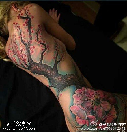 美女优美的桃花纹身图案
