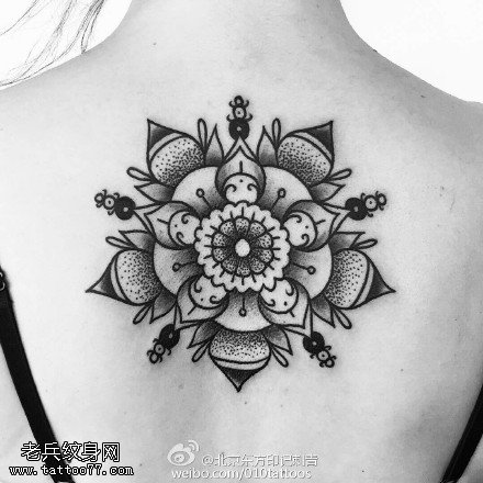 背部漂亮的梵花纹身图案