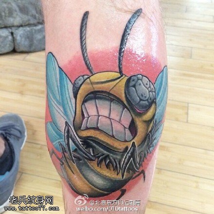 小腿上的蜜蜂斗士纹身图案