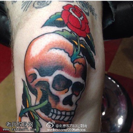 大腿上骷髅插玫瑰纹身图案