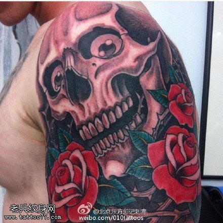 肩膀的骷髅玫瑰纹身图案