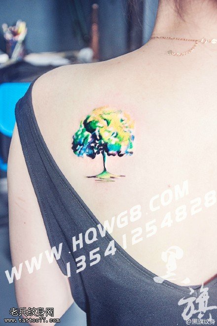 肩膀彩色的小树纹身图案
