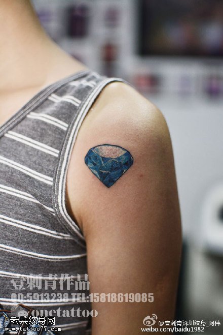 肩膀蓝钻石纹身图案
