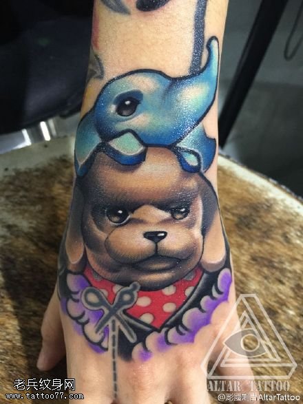 手臂彩绘小熊纹身图案