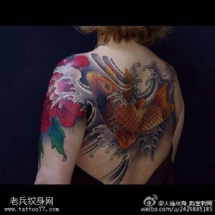 背部的牡丹锦鲤纹身图案