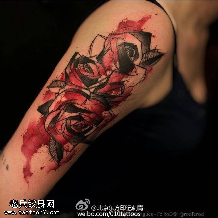 肩部的水墨玫瑰纹身图案