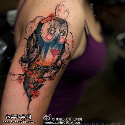 肩部水墨的猫头鹰纹身图案