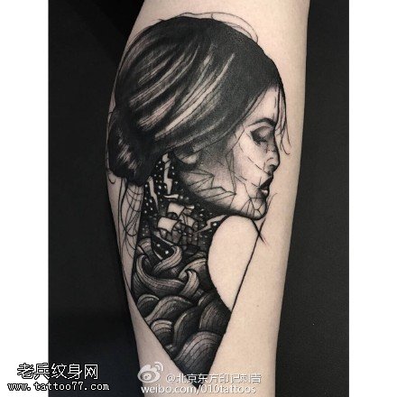 小腿上的女人纹身图案