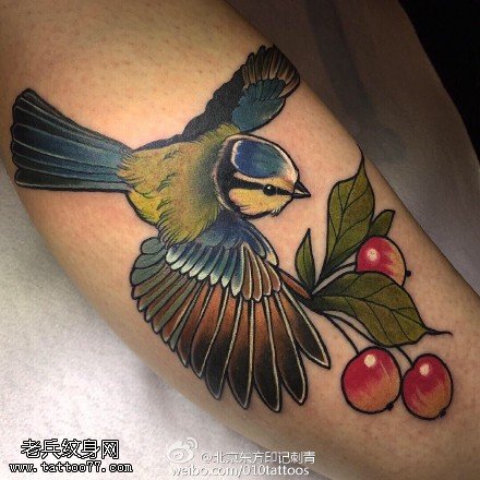 小腿上的黄鹂鸟纹身图案