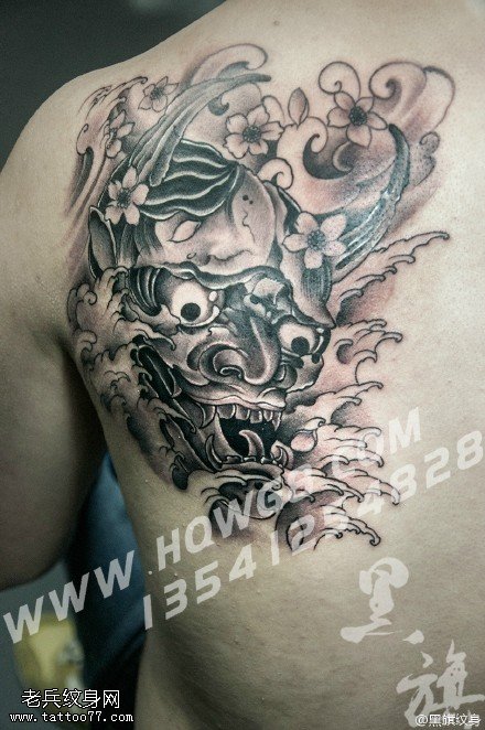 肩部的般若纹身图案