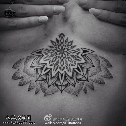 胸间经典梵花纹身图案