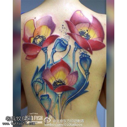 背部经典水彩的花卉纹身图案