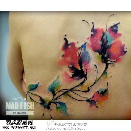 背部经典水墨花卉纹身图案