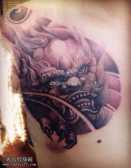 肩部的石狮子纹身图案
