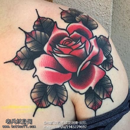 肩部荆棘的玫瑰纹身图案
