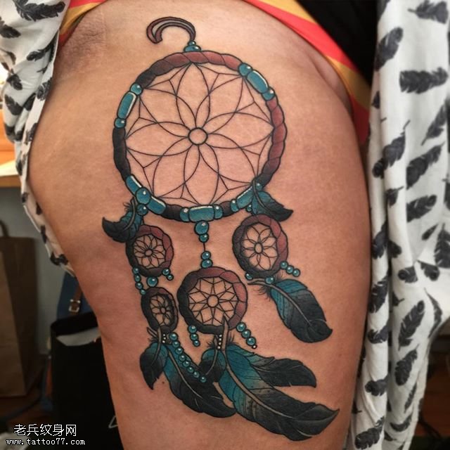 大腿彩绘的捕梦网纹身图案