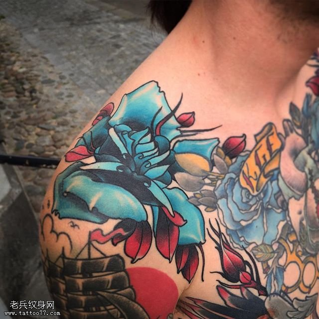 肩部荆棘的蓝玫瑰纹身图案