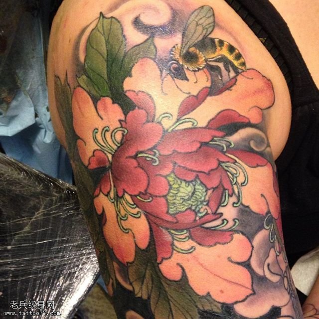 肩部写实逼真的牡丹纹身图案