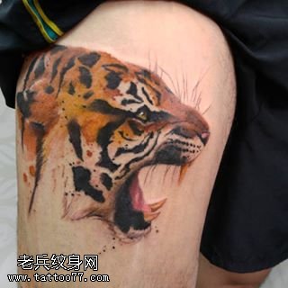 腿部凶猛的大老虎纹身图案