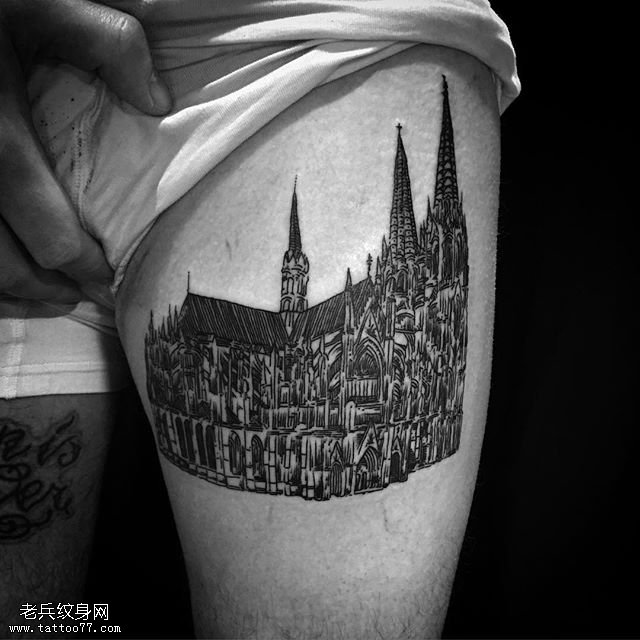 大腿上的建筑纹身图案