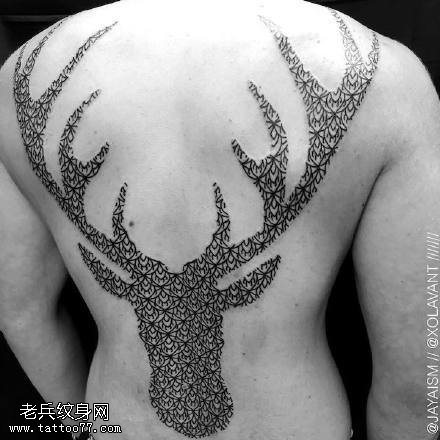 背部的梵花鹿纹身图案