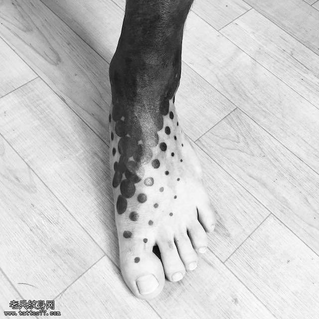 脚部的黑灰图腾纹身图案