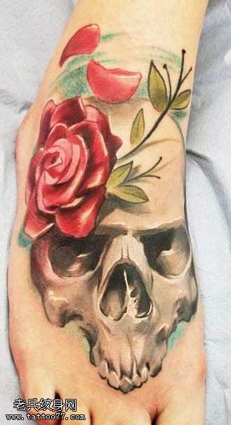 脚背个性的骷髅花纹身图案