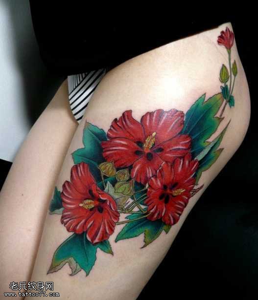 腿部好看的花朵纹身图案