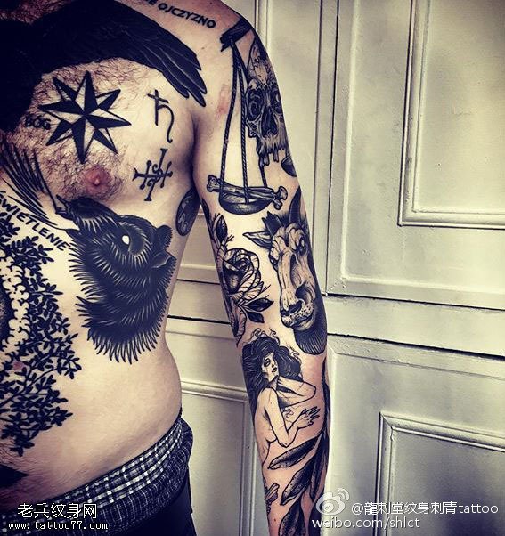 胸下的黑豹纹身图案