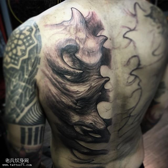 背部水墨的肌肉纹身图案