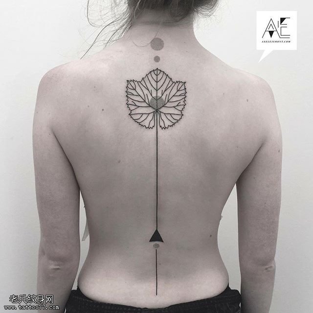 脊梁上的树叶纹身图案