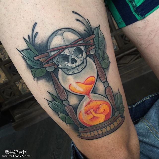 大腿的骷髅沙漏纹身图案