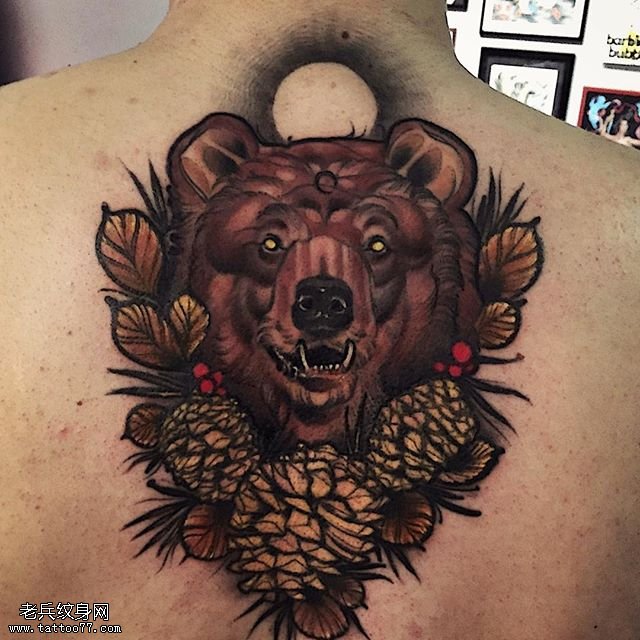 背部写实的浣熊纹身图案