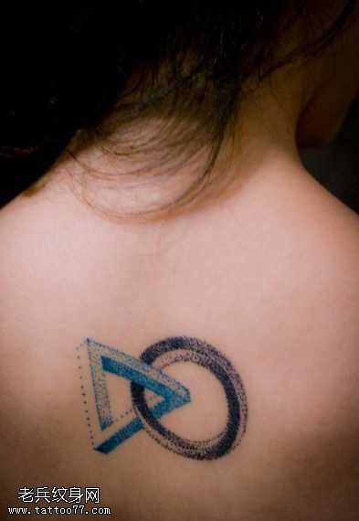 背部彩色几何体纹身图案