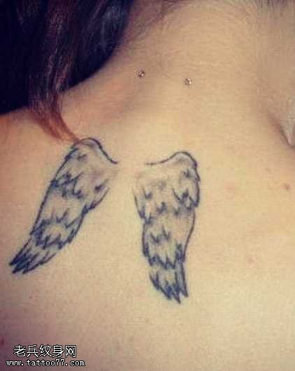 后背小巧的翅膀纹身图案