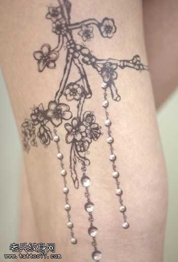 腿部桃花纹身图案