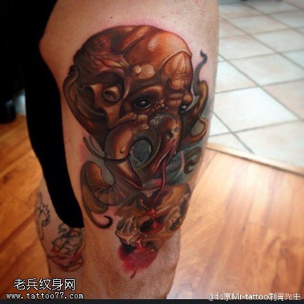 大腿可怕的章鱼纹身图案