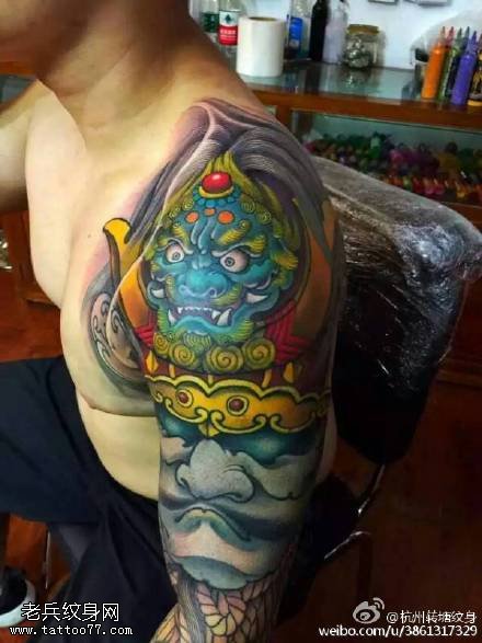 肩膀彩绘唐狮纹身图案