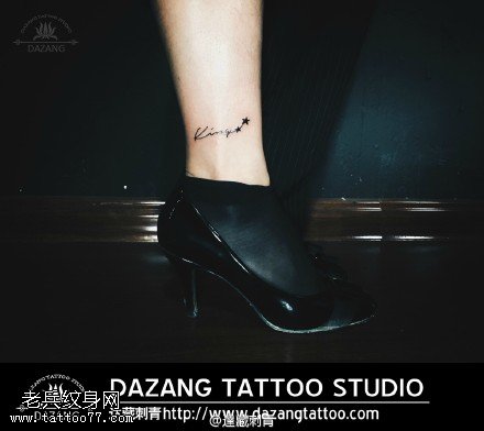 脚腕上的小字符纹身图案