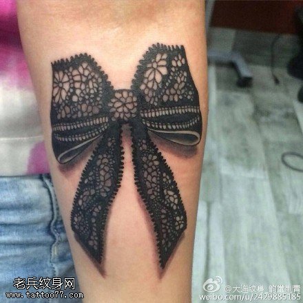 小腿蕾丝蝴蝶结纹身图案
