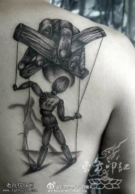 肩部的小人纹身图案